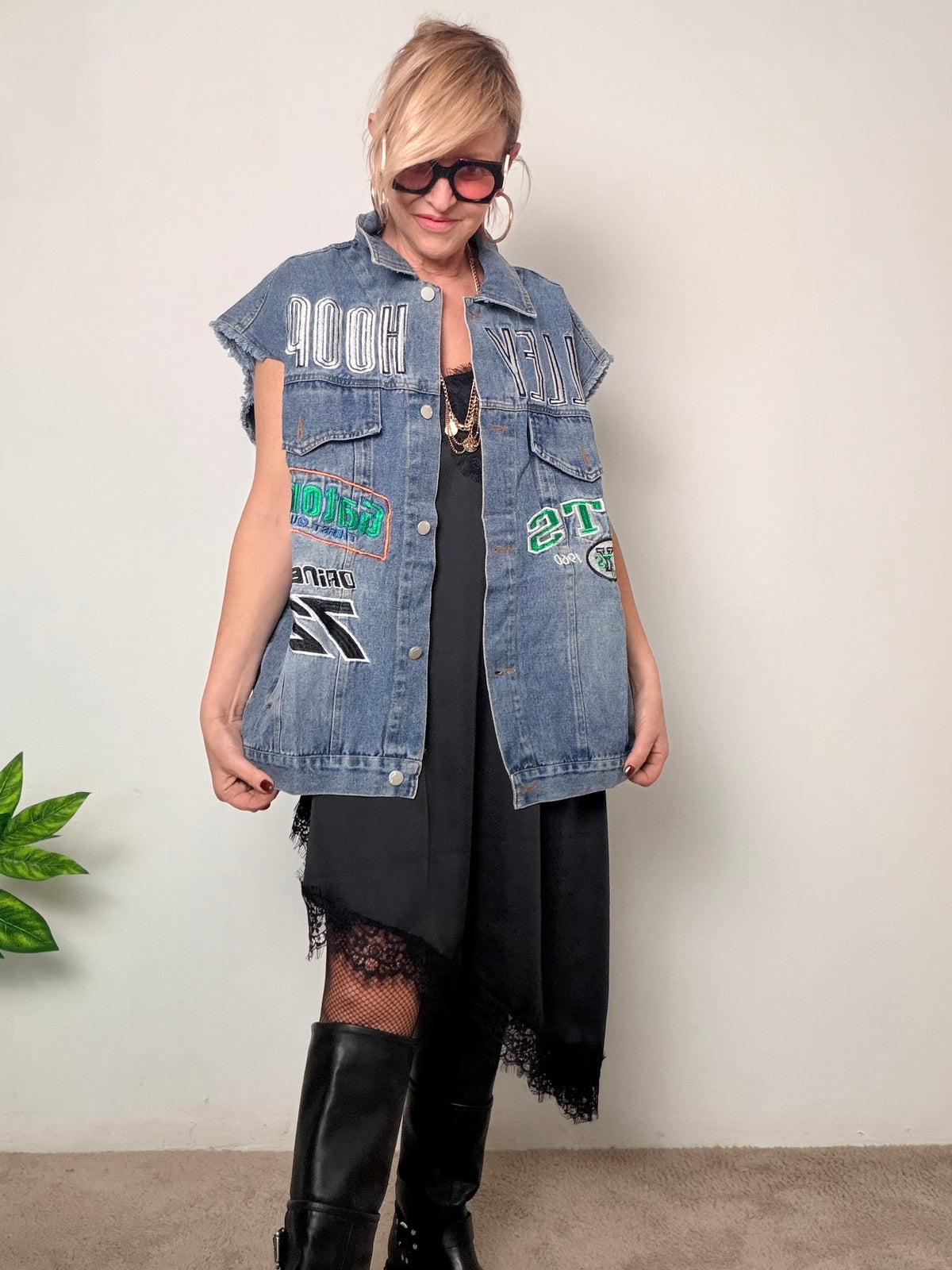 Gilet jeans over con patch e carattere urban
