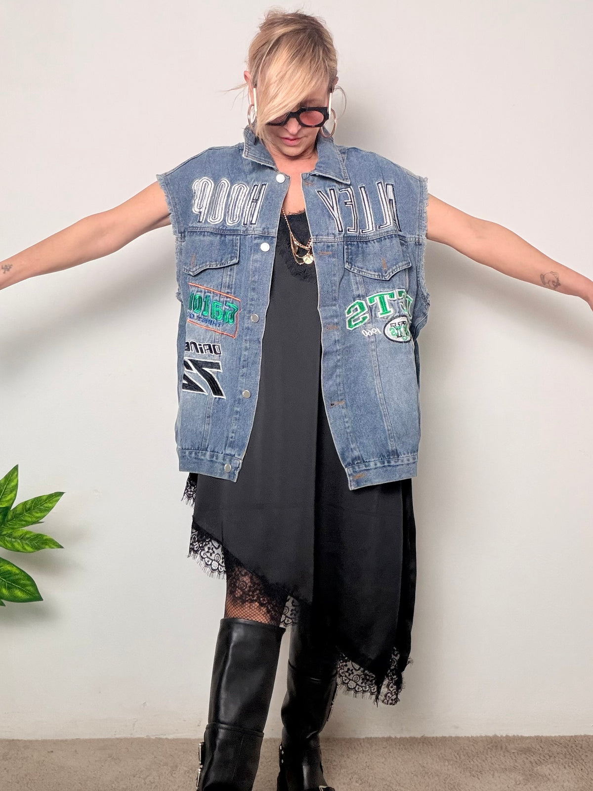 Gilet jeans over con patch e carattere urban
