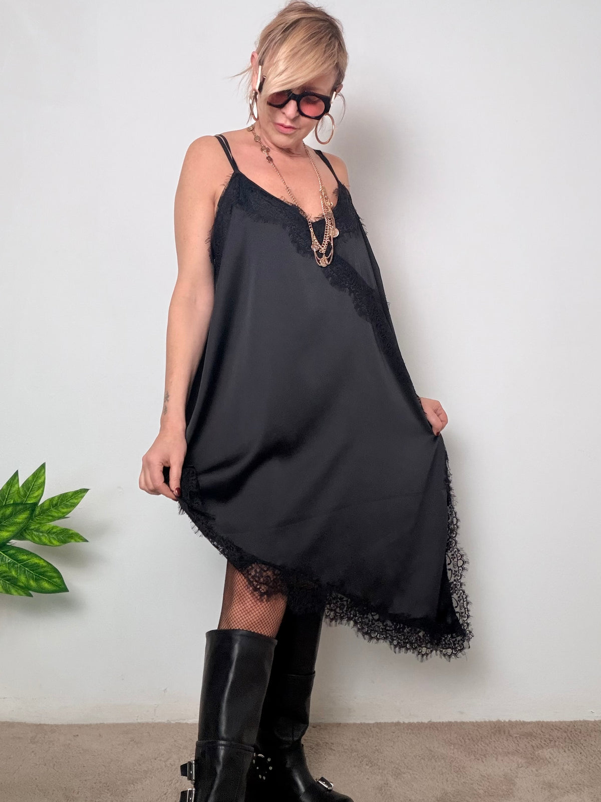 Abito over con dettagli in pizzo dal fascino femminile