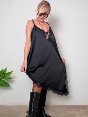 Abito over con dettagli in pizzo dal fascino femminile