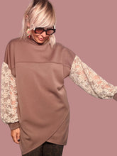 Felpa oversize mauve con maniche in pizzo sangallo - dettaglio manica e orlo