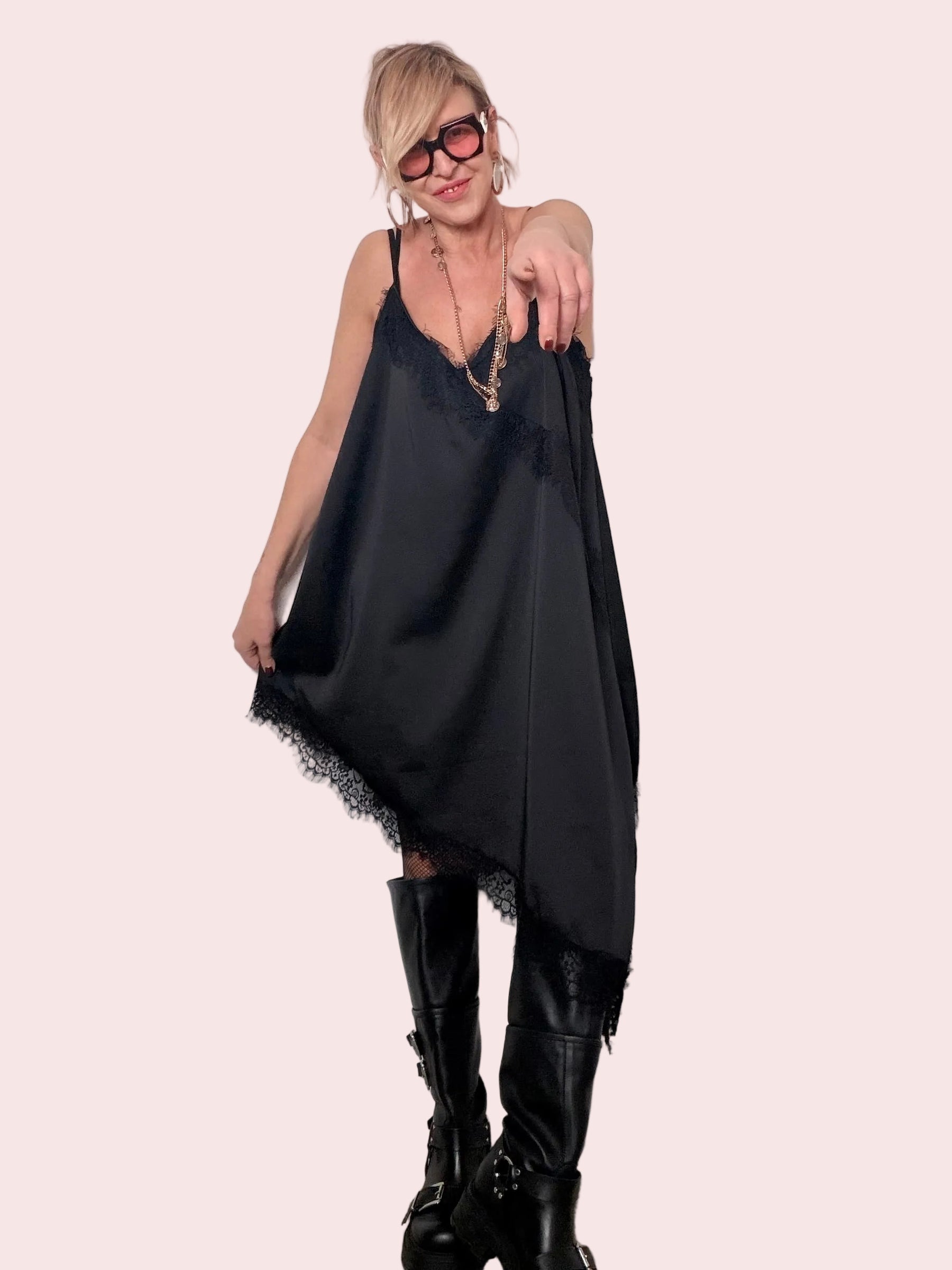 Abito over con dettagli in pizzo dal fascino femminile