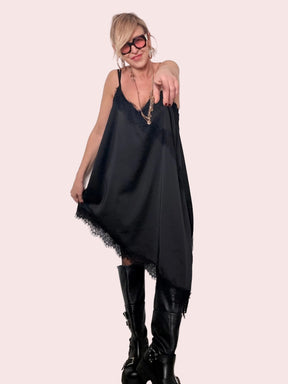 Abito over con dettagli in pizzo dal fascino femminile