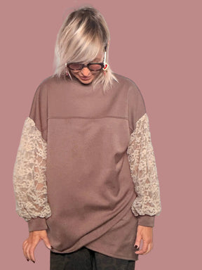 Felpa oversize mauve con maniche in pizzo sangallo - vista frontale