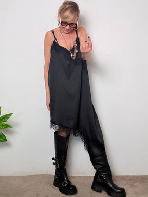 Abito over con dettagli in pizzo dal fascino femminile