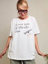 T-shirt over con scritta ironica e dettaglio luminoso