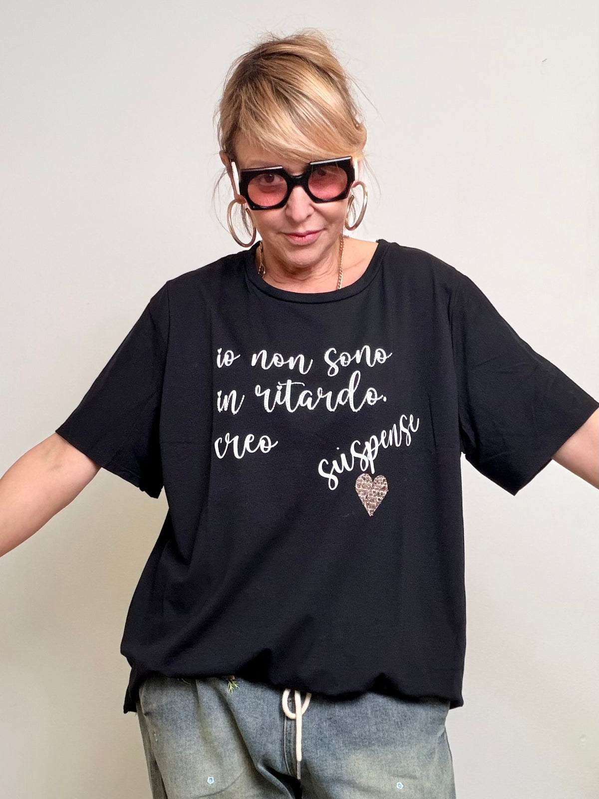 T-shirt over con scritta ironica e dettaglio luminoso