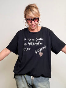 T-shirt over con scritta ironica e dettaglio luminoso