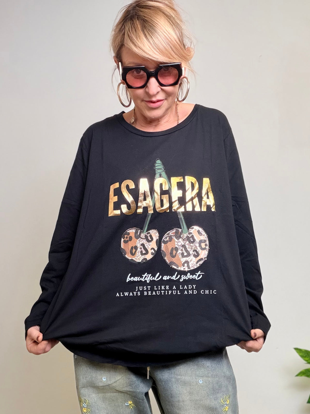 T-shirt over con stampa ironica e dettaglio animalier