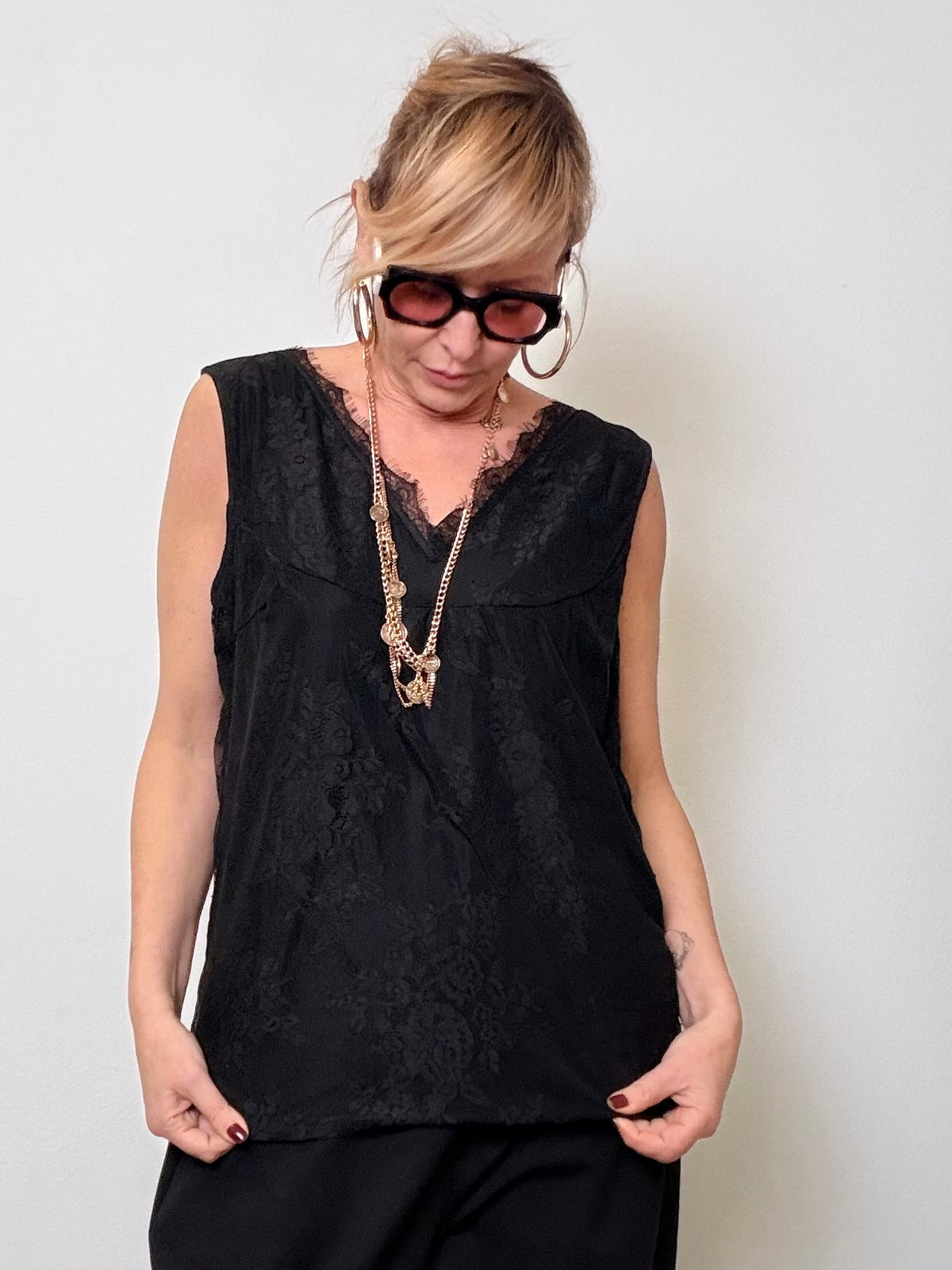 Top in pizzo con scollo a V elegante