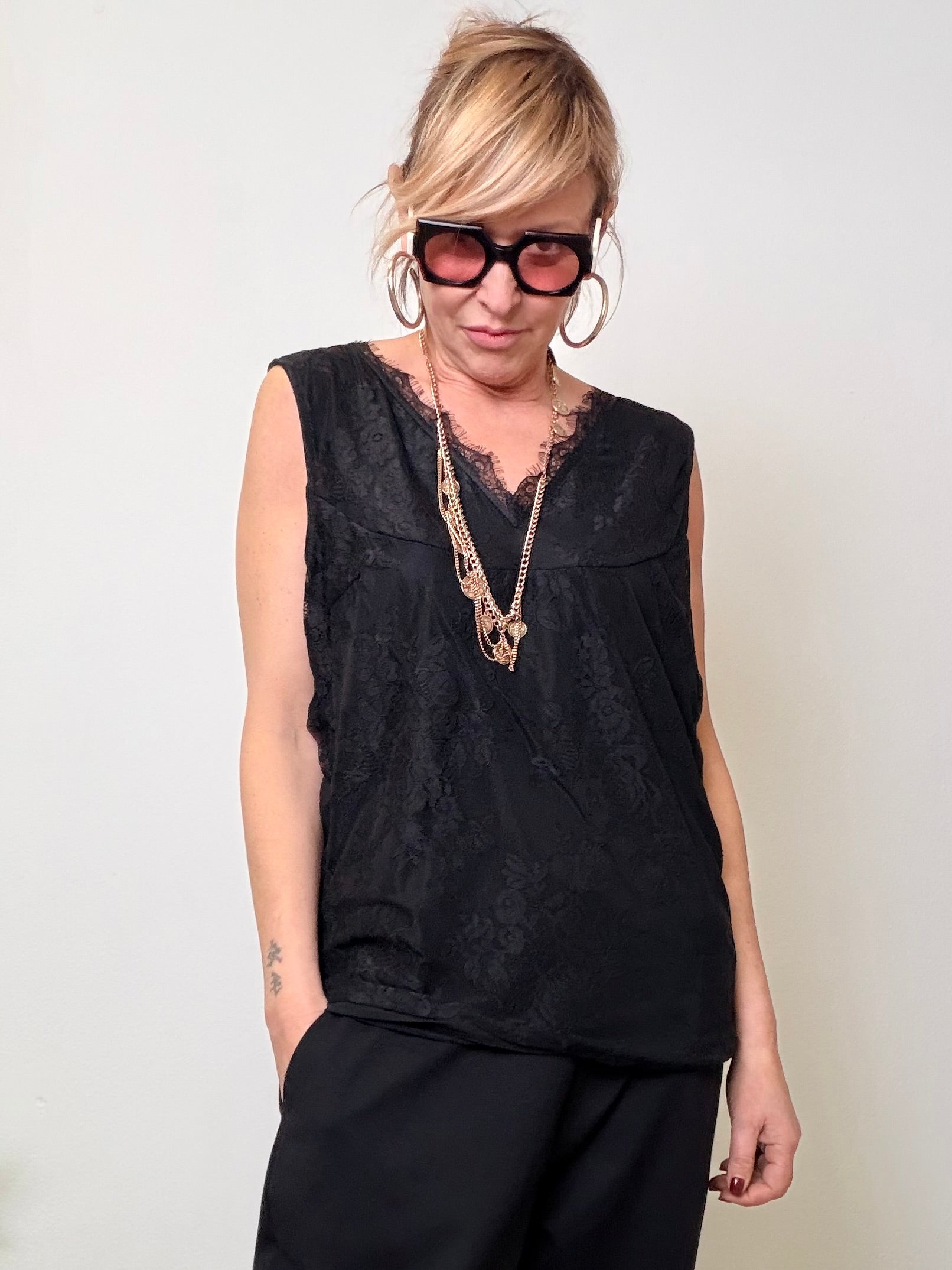 Top in pizzo con scollo a V elegante