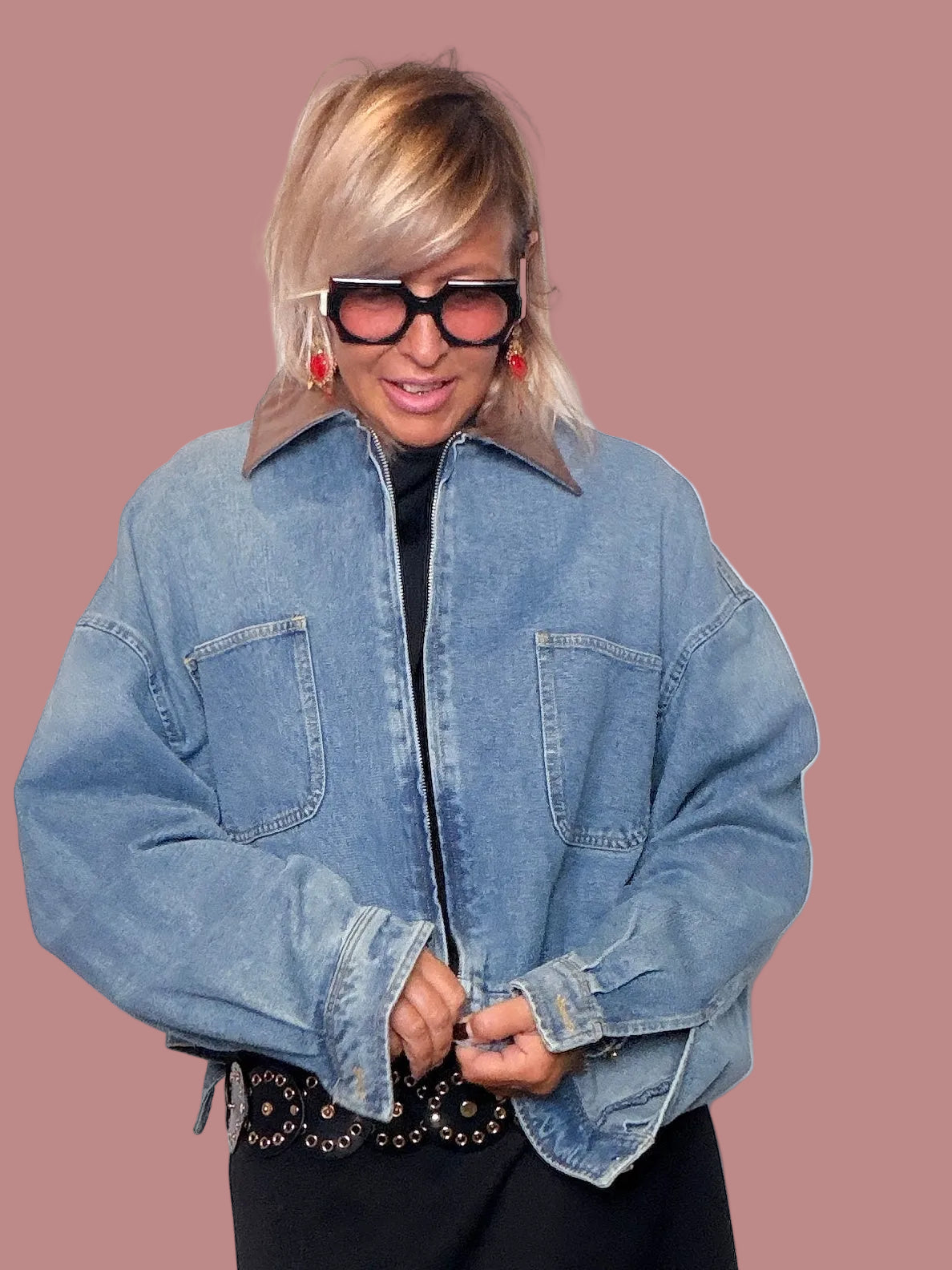 Giacca denim cropped - vista laterale con abito midi nero e cintura borchiata