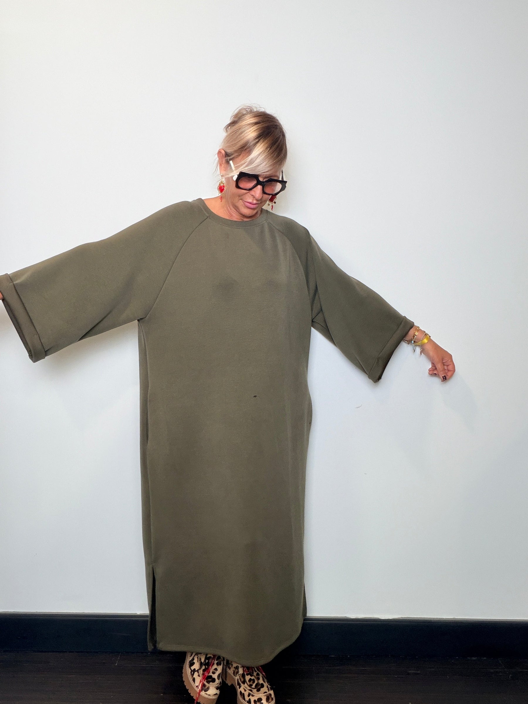 Abito oversize modal verde militare - vista frontale con cintura