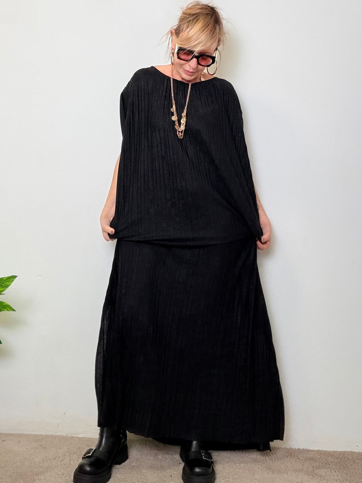 Abito lungo over plissé con spalla morbida