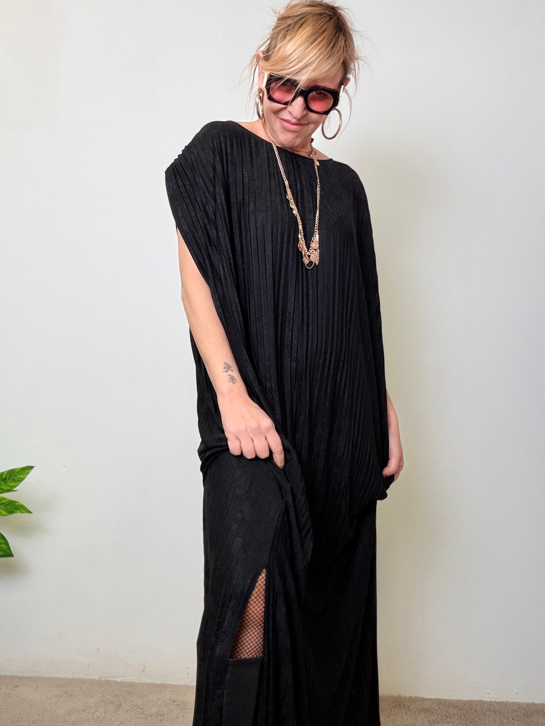 Abito lungo over plissé con spalla morbida