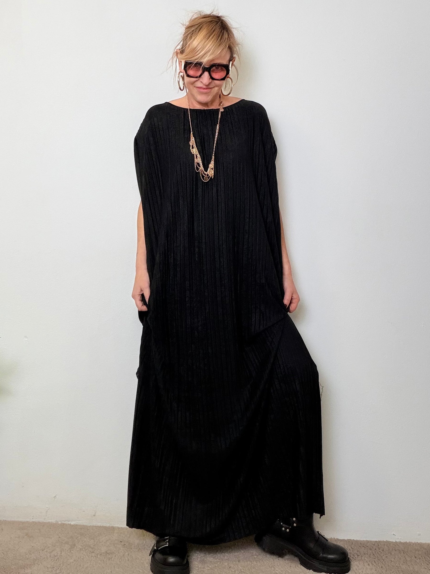 Abito lungo over plissé con spalla morbida