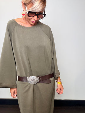 Abito oversize modal marrone - vista frontale con cintura