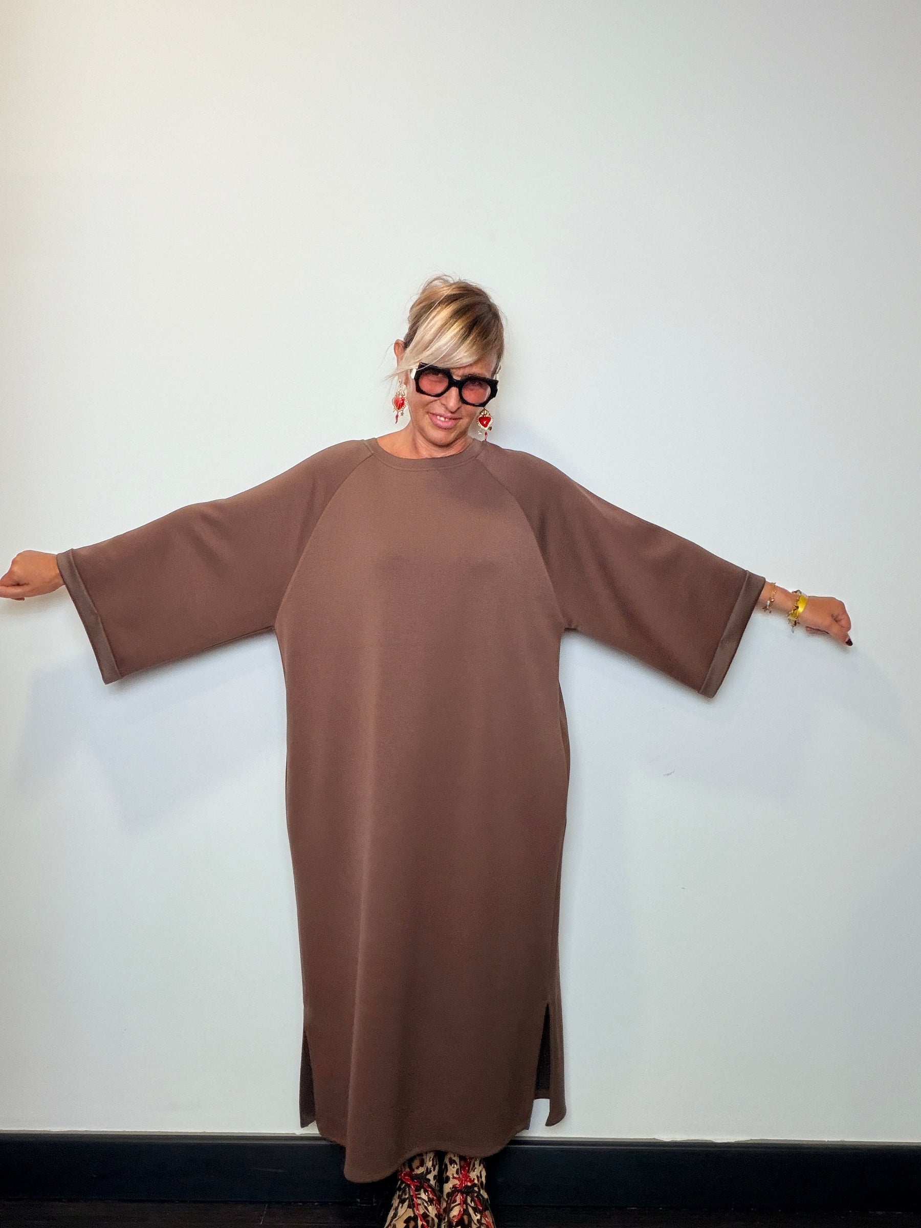 Abito oversize modal marrone - vista laterale spacchio