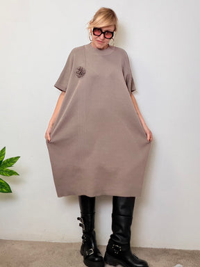 Abito  over con dettaglio floreale