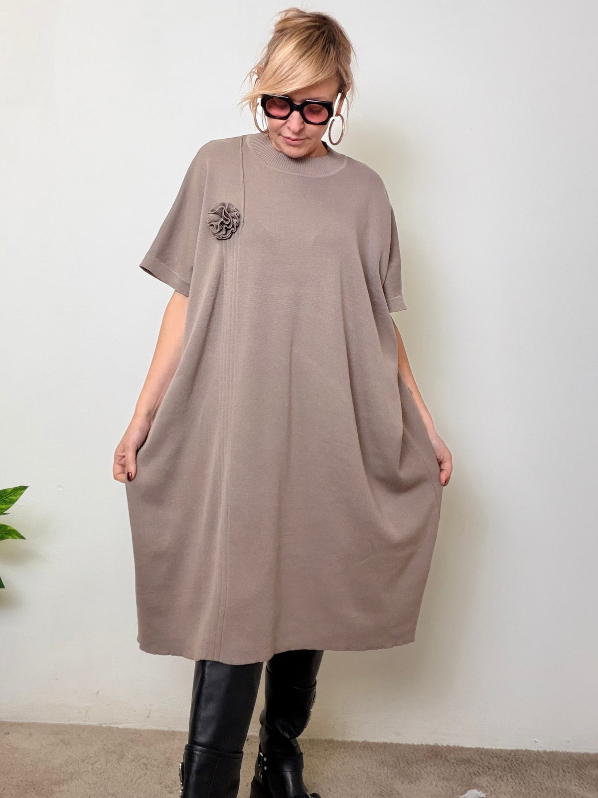 Abito  over con dettaglio floreale