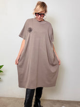 Abito  over con dettaglio floreale