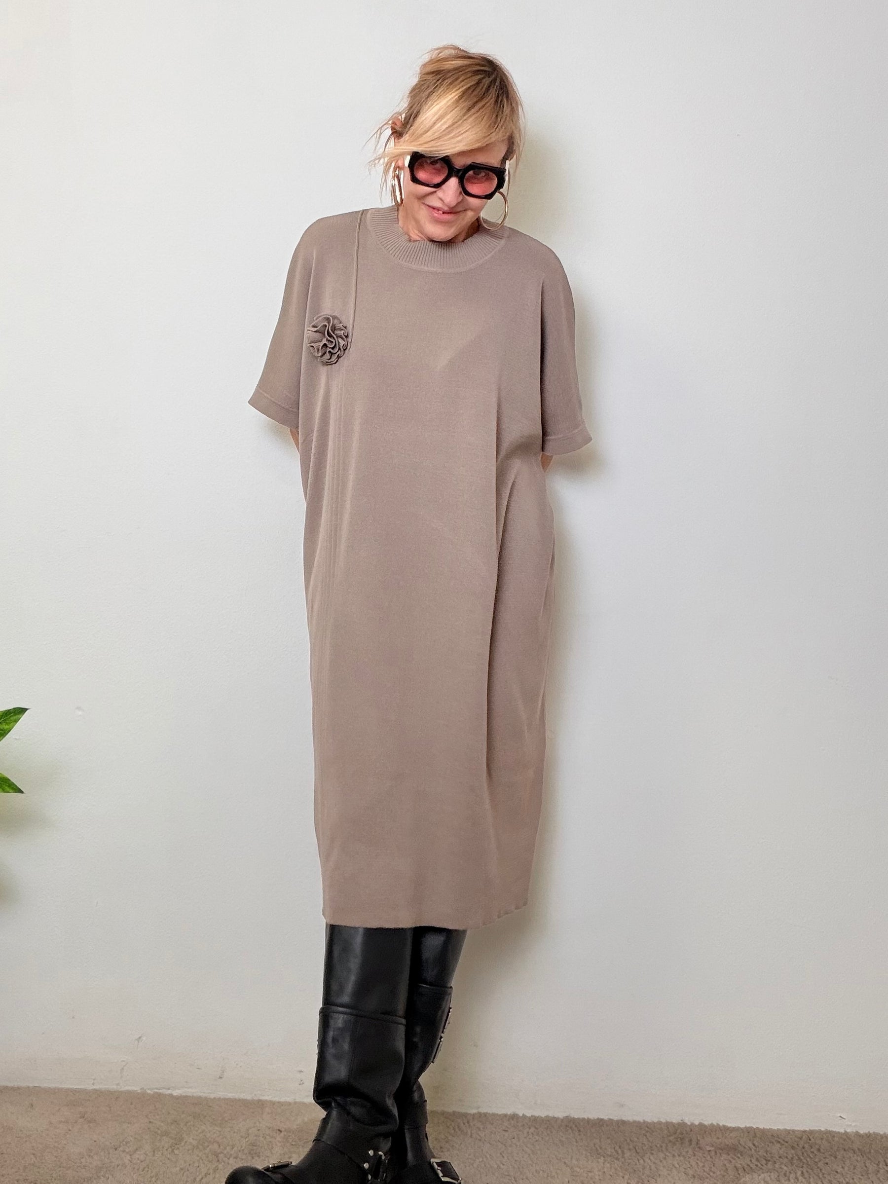 Abito  over con dettaglio floreale