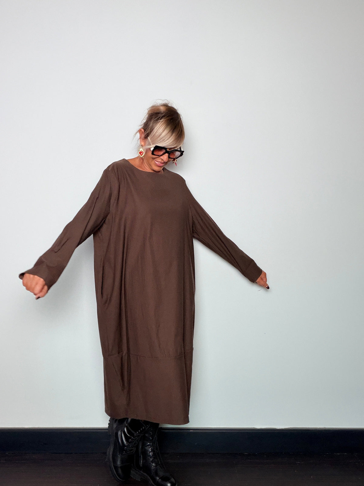 Abito cocoon midi bengalina nero - vista frontale sorridente con orecchini rossi