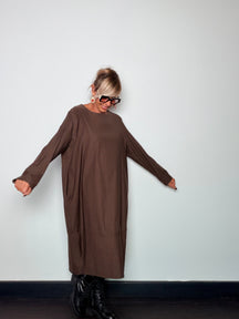 Abito cocoon midi bengalina nero - vista frontale sorridente con orecchini rossi