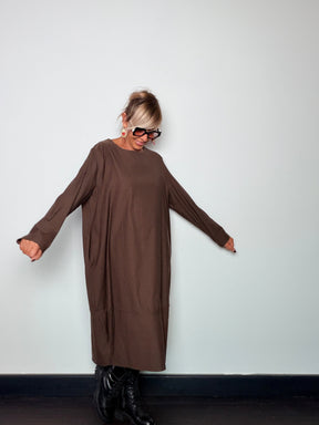 Abito cocoon midi bengalina nero - vista frontale sorridente con orecchini rossi