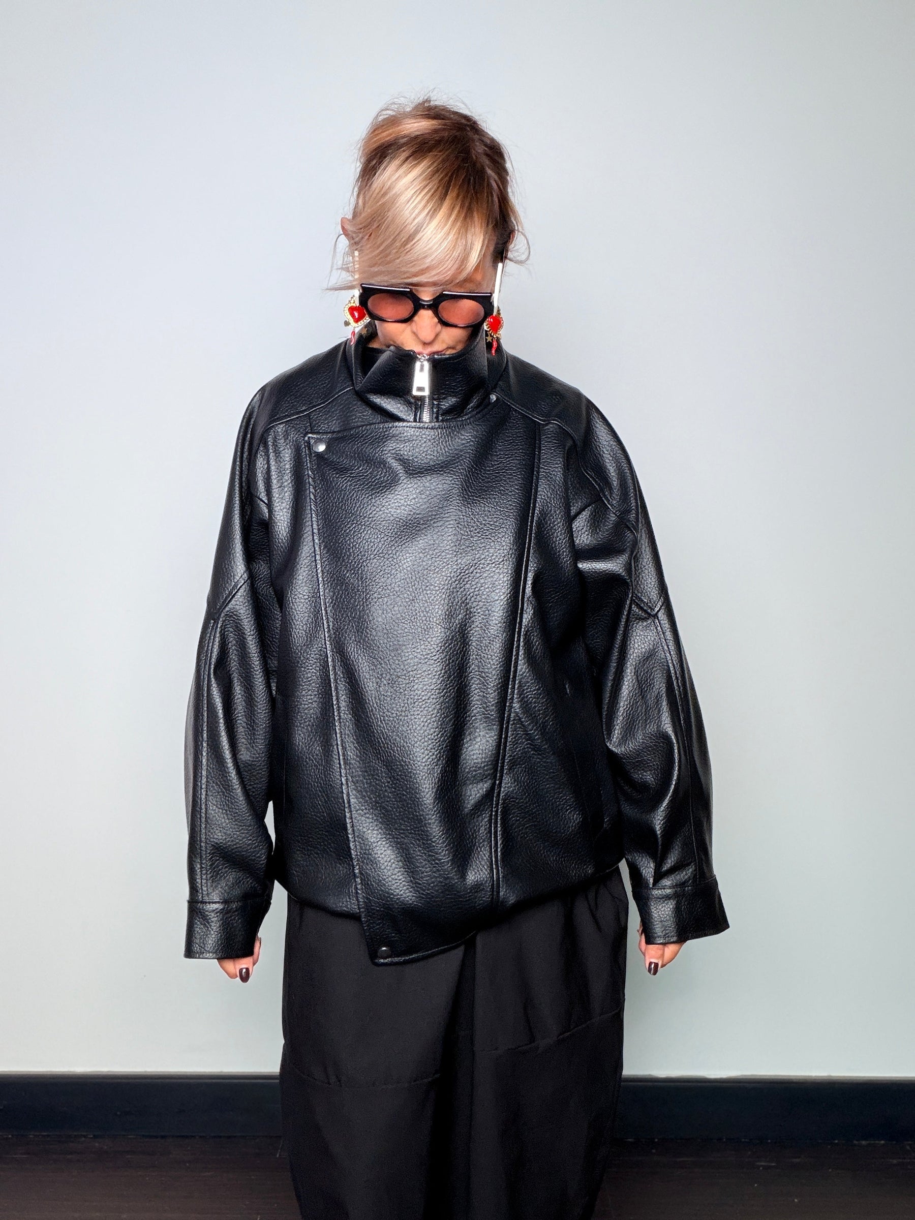 Giubbotto biker ecopelle nera oversize - vista frontale zip asimmetrica e collo alto visibile