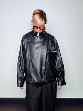 Giubbotto biker ecopelle nera oversize - vista frontale zip asimmetrica e collo alto visibile