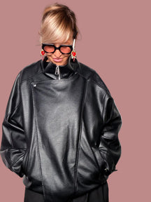 Giubbotto biker oversize ecopelle nera - vista frontale mani in tasca con pantalone nero palazzo