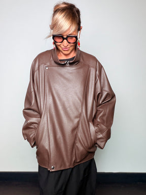 Giubbotto biker oversize ecopelle moro - vista frontale mani in tasca texture grana grossa visibile