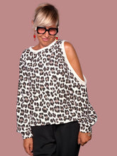 Felpa leopardata oversize cut-out spalle - vista frontale braccia aperte