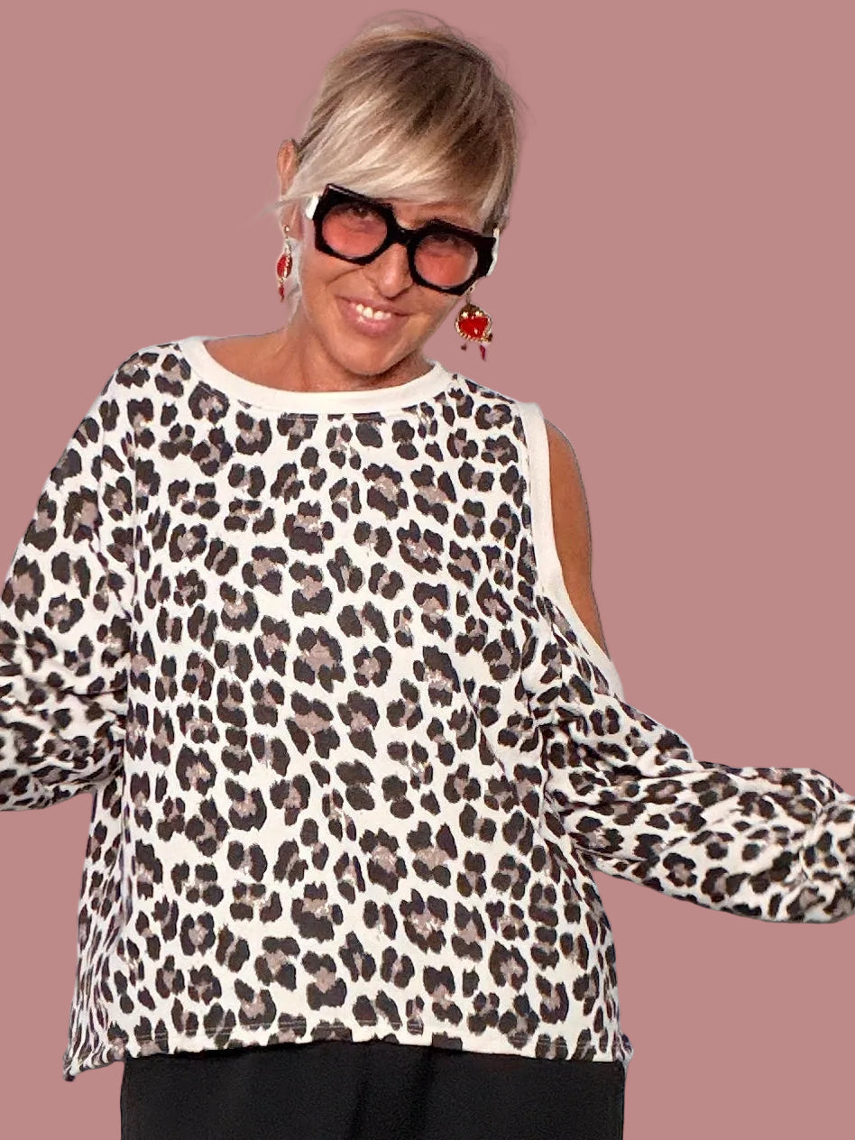 Felpa leopardata cut-out spalle - vista frontale con pantaloni neri wide leg