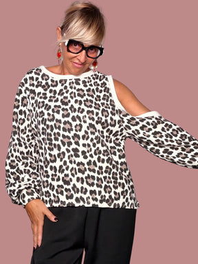 Felpa leopardata maniche balloon - look completo pantaloni neri e sneakers