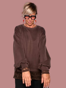 Felpa oversize marrone cioccolato cotone satinato con fondo pizzo - vista frontale