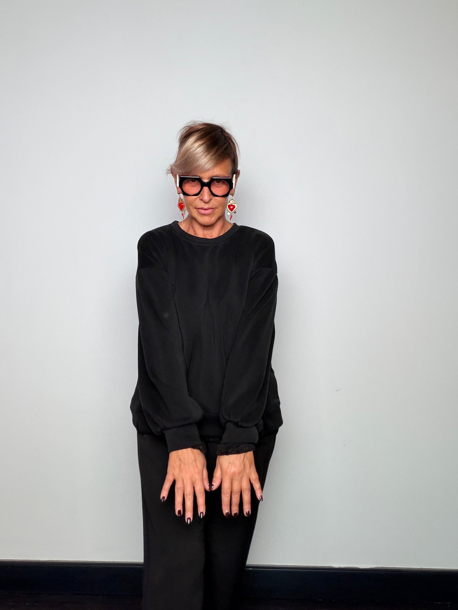 Felpa nera oversize - vista frontale intera con leggings neri