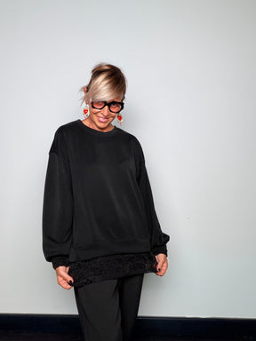 Felpa oversize nera cotone satinato con fondo pizzo - vista frontale