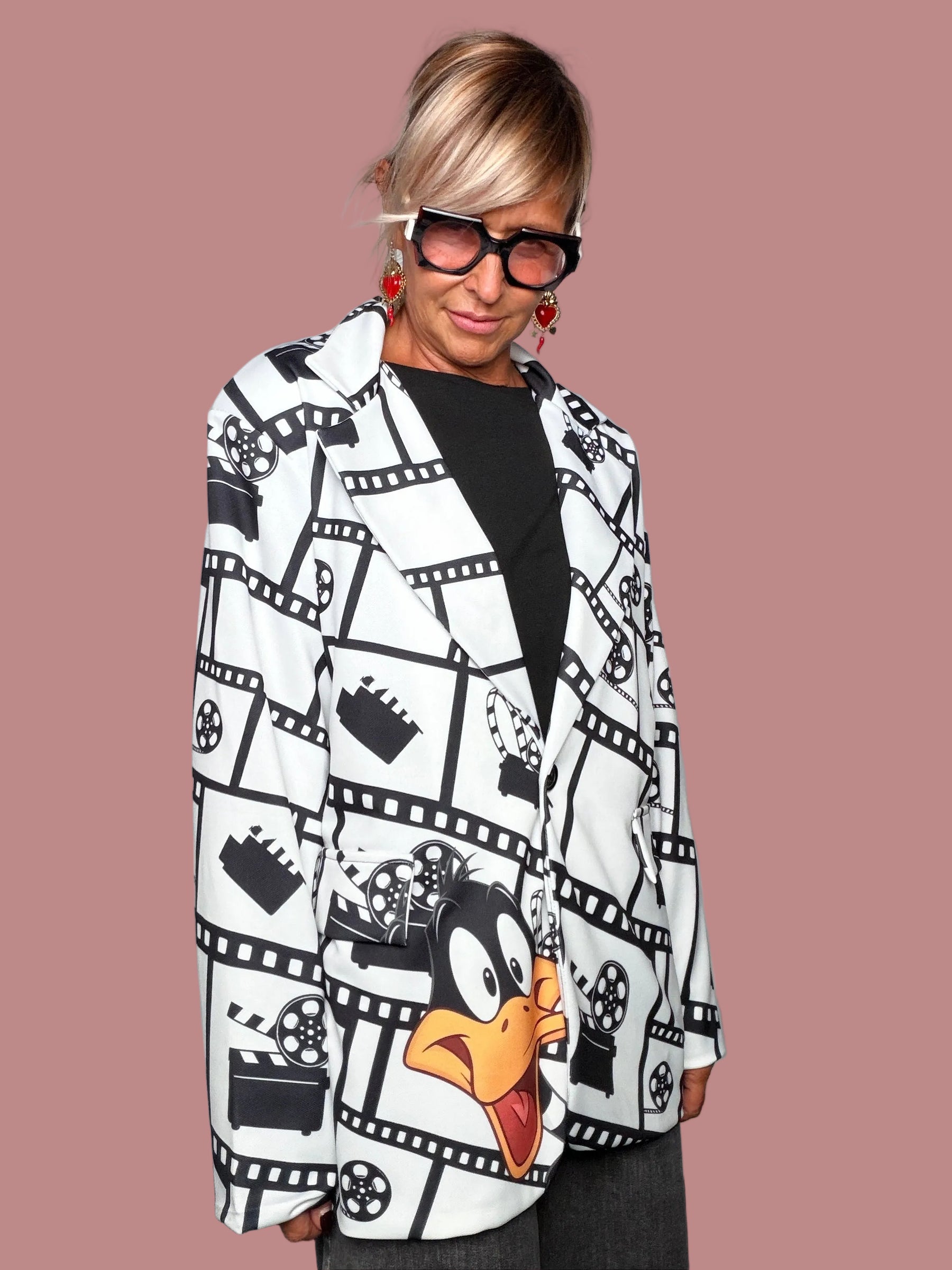 Blazer oversize pop art cinema - look completo con t-shirt nera e pantalone grigio wide leg