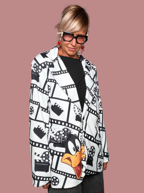 Blazer oversize pop art cinema - look completo con t-shirt nera e pantalone grigio wide leg