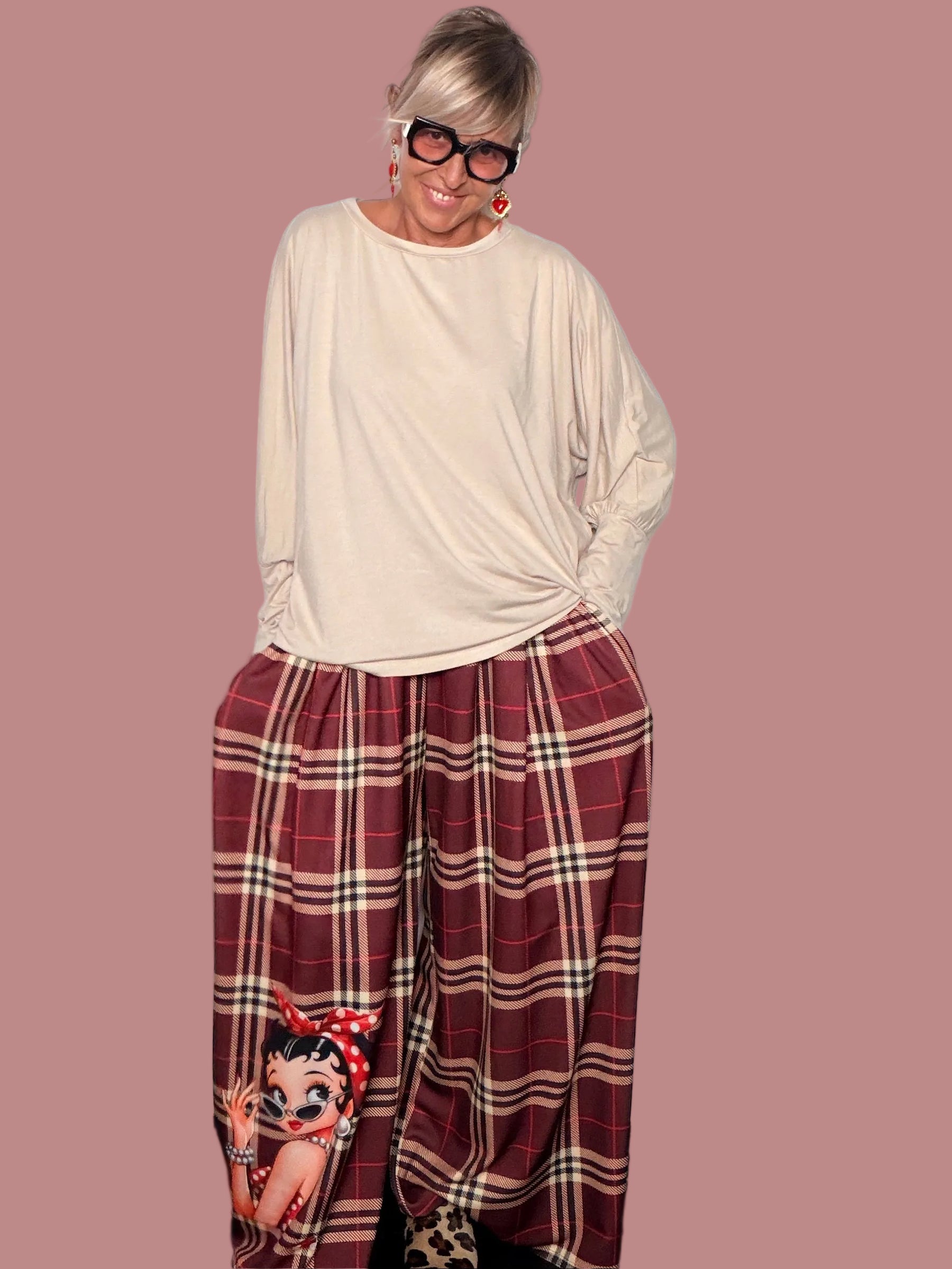 Pantalone palazzo tartan bordeaux pop art pin-up - look completo con maglia panna