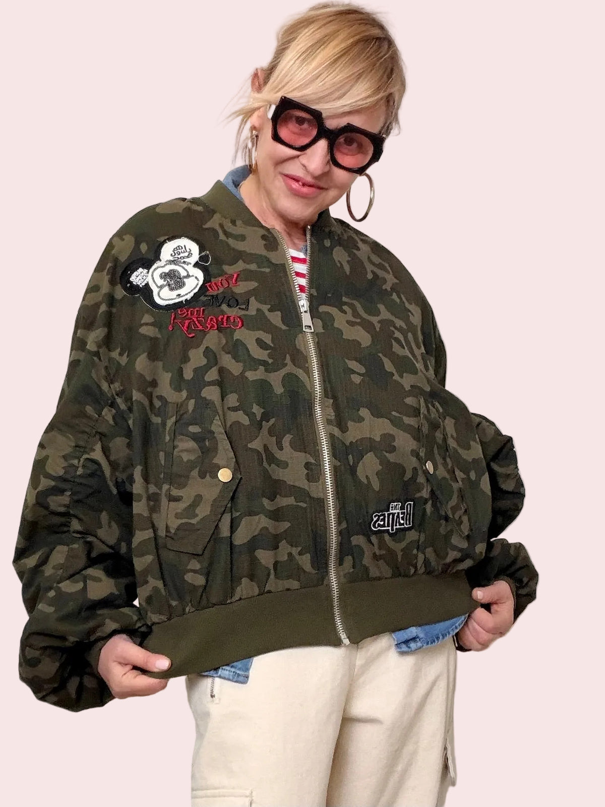 Bomber Camouflage con Patch – Street Style con Carattere