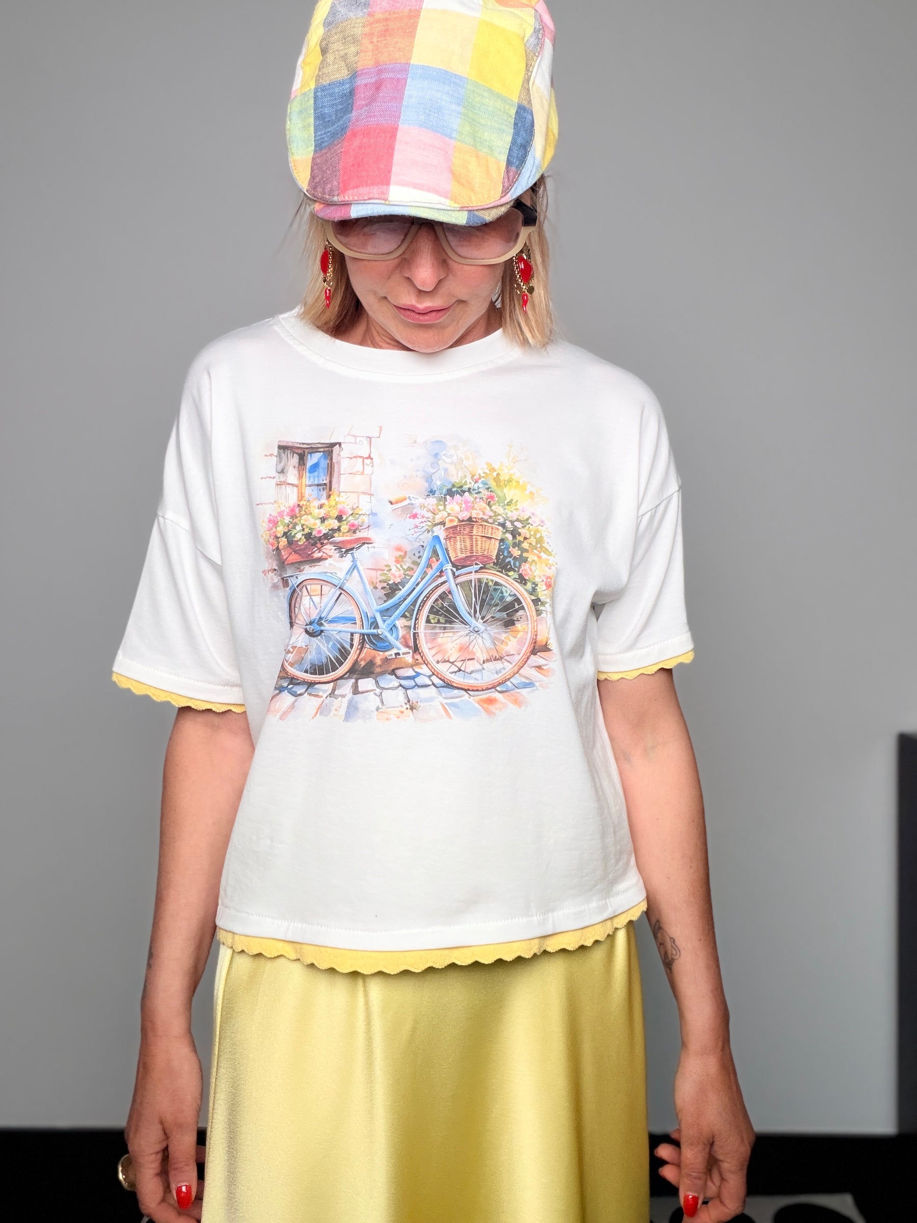T-shirt 100% Cotone Stampa Acquerello Bicicletta con Bordo Smerlato