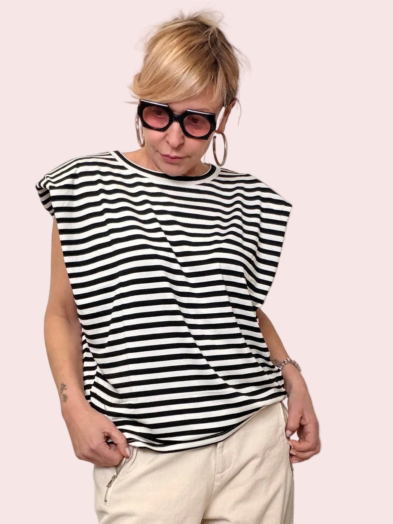 T-Shirt a Righe con Spalline – Casual Chic con Carattere