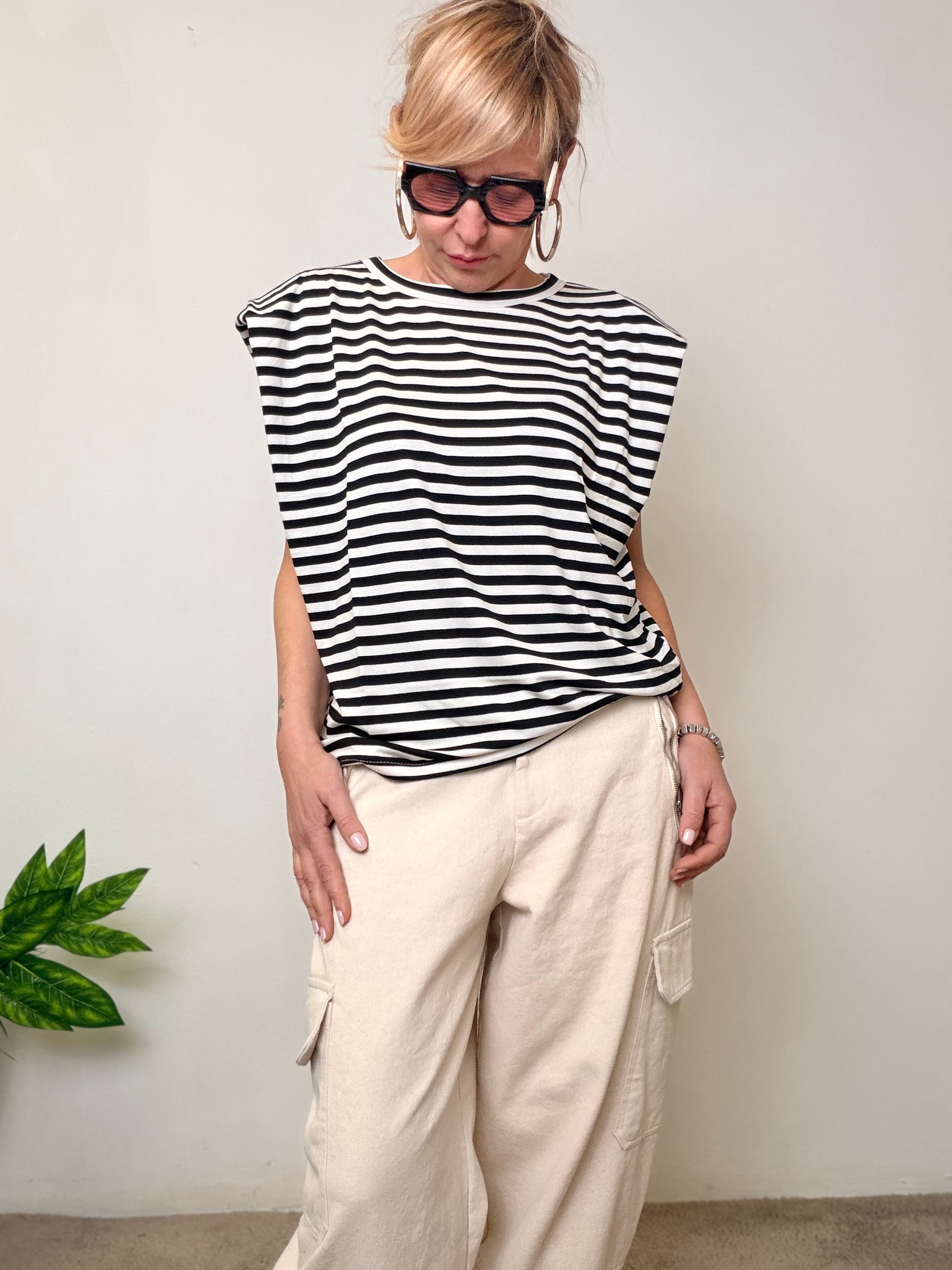 T-Shirt a Righe con Spalline – Casual Chic con Carattere