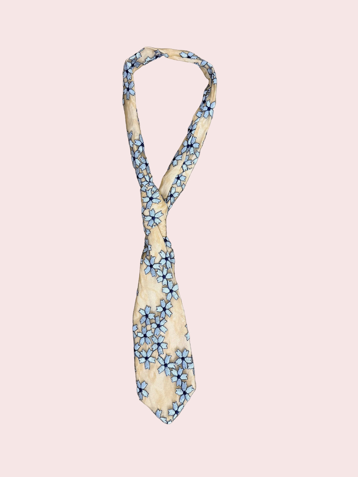 Cravatta Floreale – Dettaglio Chic con un Tocco Ironico