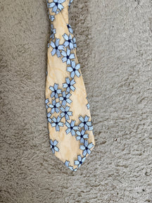 Cravatta Floreale – Dettaglio Chic con un Tocco Ironico