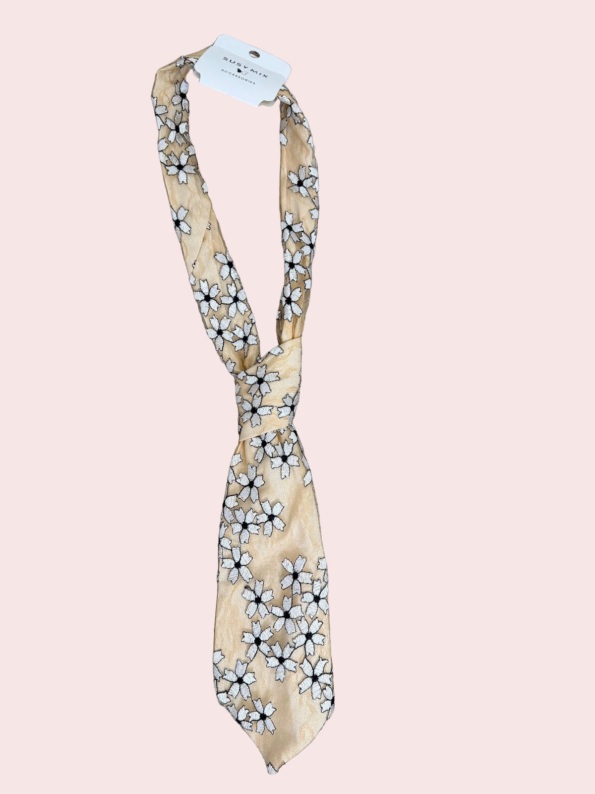 Cravatta Floreale – Dettaglio Chic con un Tocco Ironico