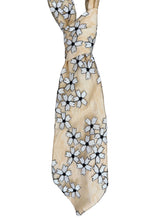 Cravatta Floreale – Dettaglio Chic con un Tocco Ironico